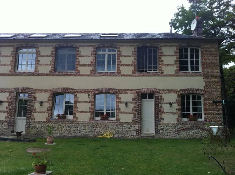 Pose de Fenêtres PVC avec profils en bois beige clair : Un chantier de rénovation énergétique dans l'Oise