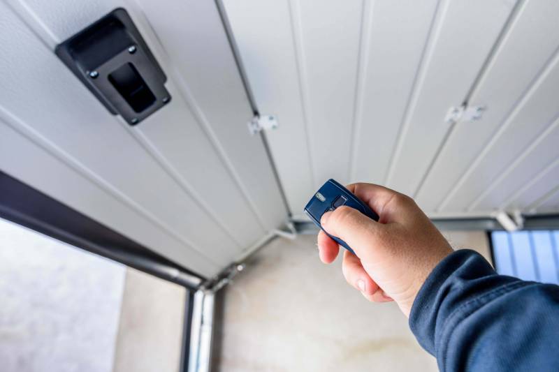 pose d’une porte de garage en PVC à une entreprise de menuiseries, Maisons-Laffitte 78600