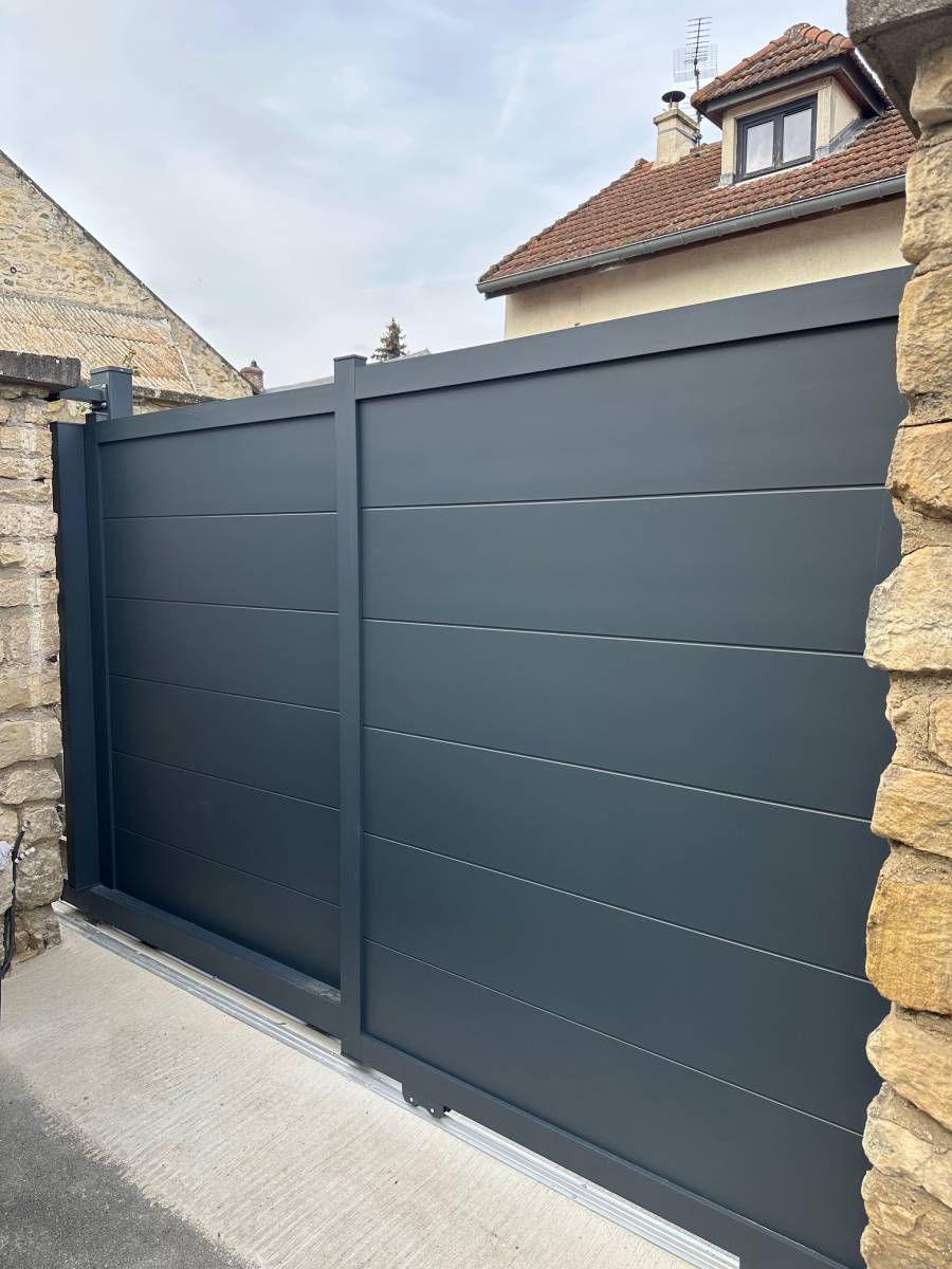 Installer un portail coulissant pour une ouverture facile et pratique à Saint-Germain-en-Laye 78100