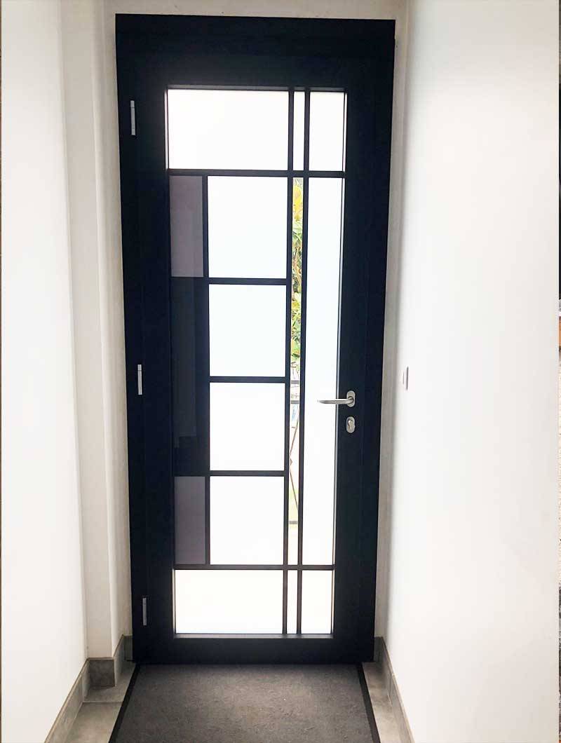 INSTALLATION D’UNE PORTE D’ENTRÉE EN PVC PLAXÉ NOIR AVEC VITRAGE DÉCORATIF INTEGRAL SUR UN PAVILLON D’HERBLAY SUR SEINE