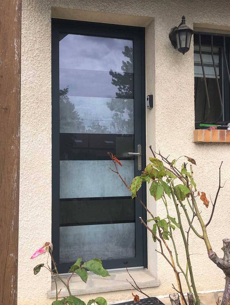 Porte d'entrée avec panneau verrier