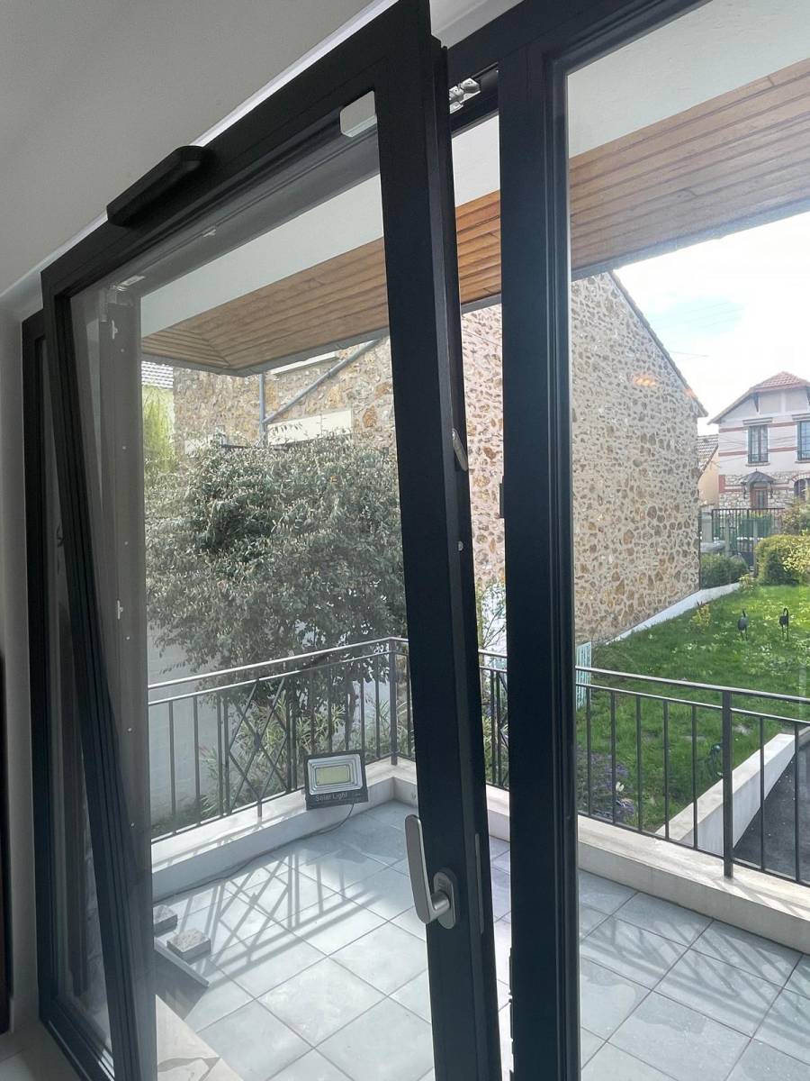 Installation de fenêtres PVC noires à isolation renforcée à Saint-Gratien (95210)