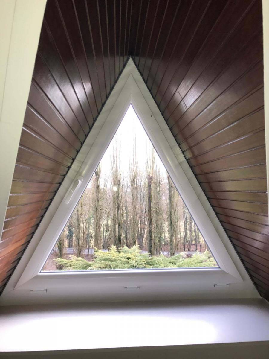 Rénovation de fenêtres triangulaires avec petits bois à Taverny