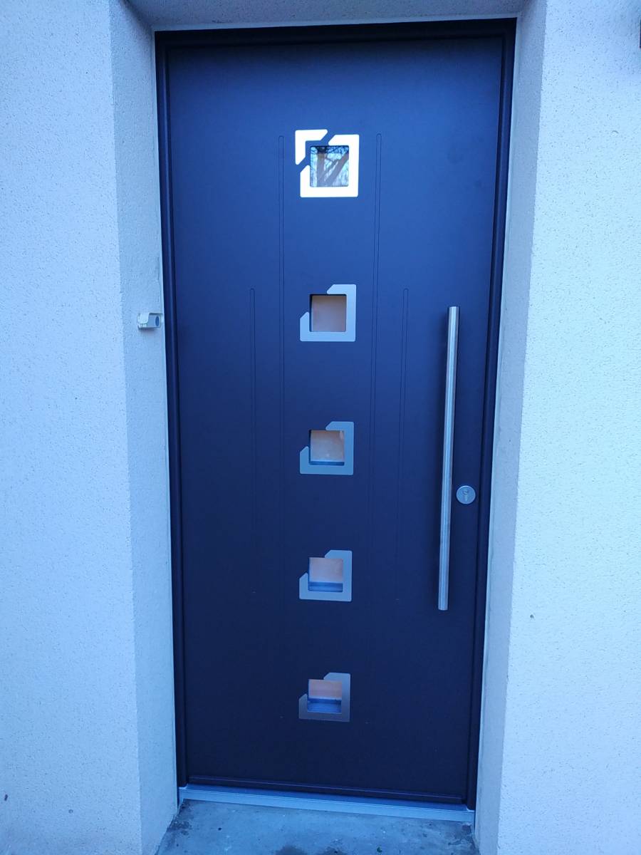 Vente et installation de porte d’entrée en aluminium sur mesure près de Maisons-Laffitte 78600