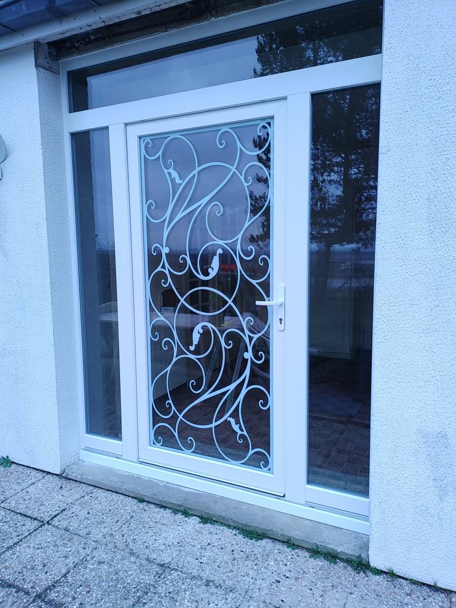 Installation porte d'entrée en PVC à Franconville