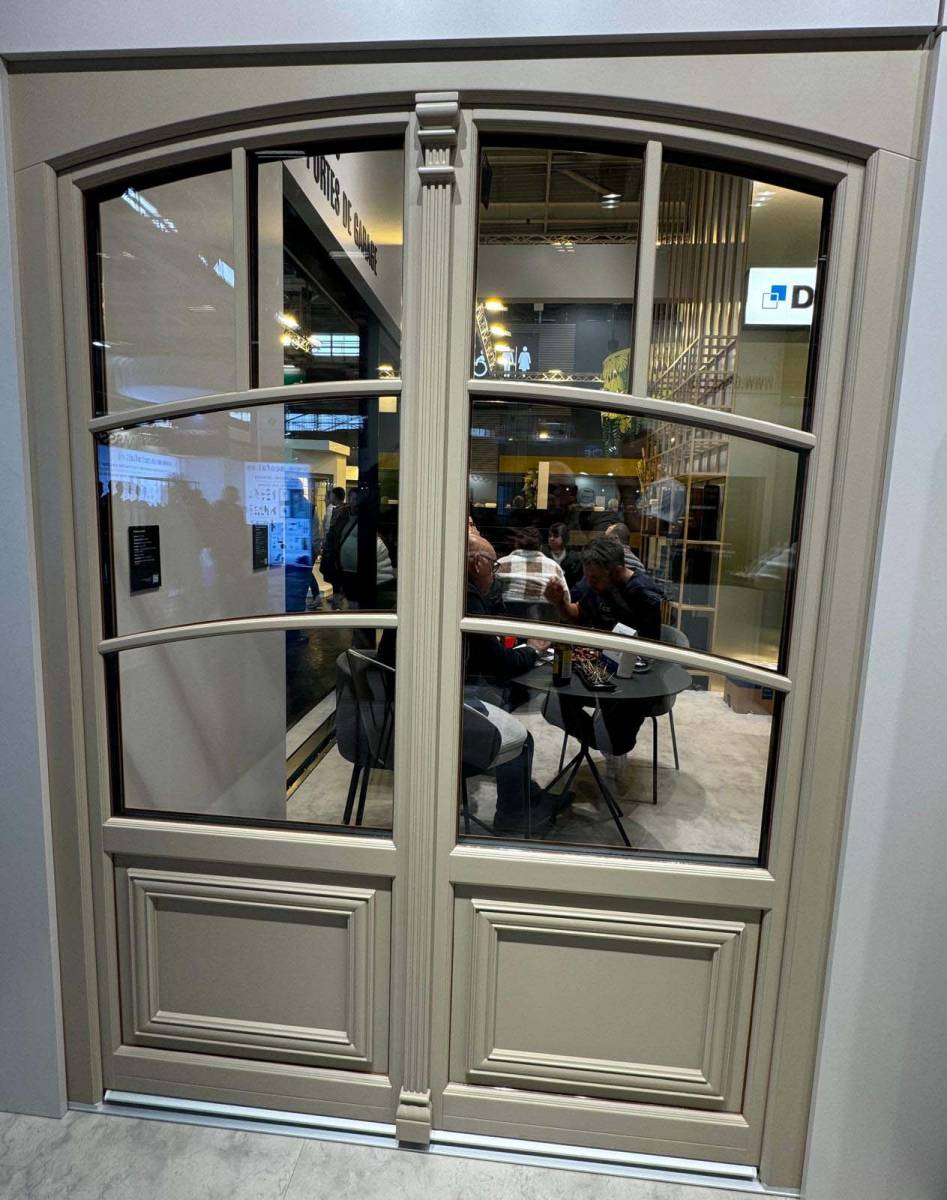 Porte-fenêtre cintrée en bois laqué 