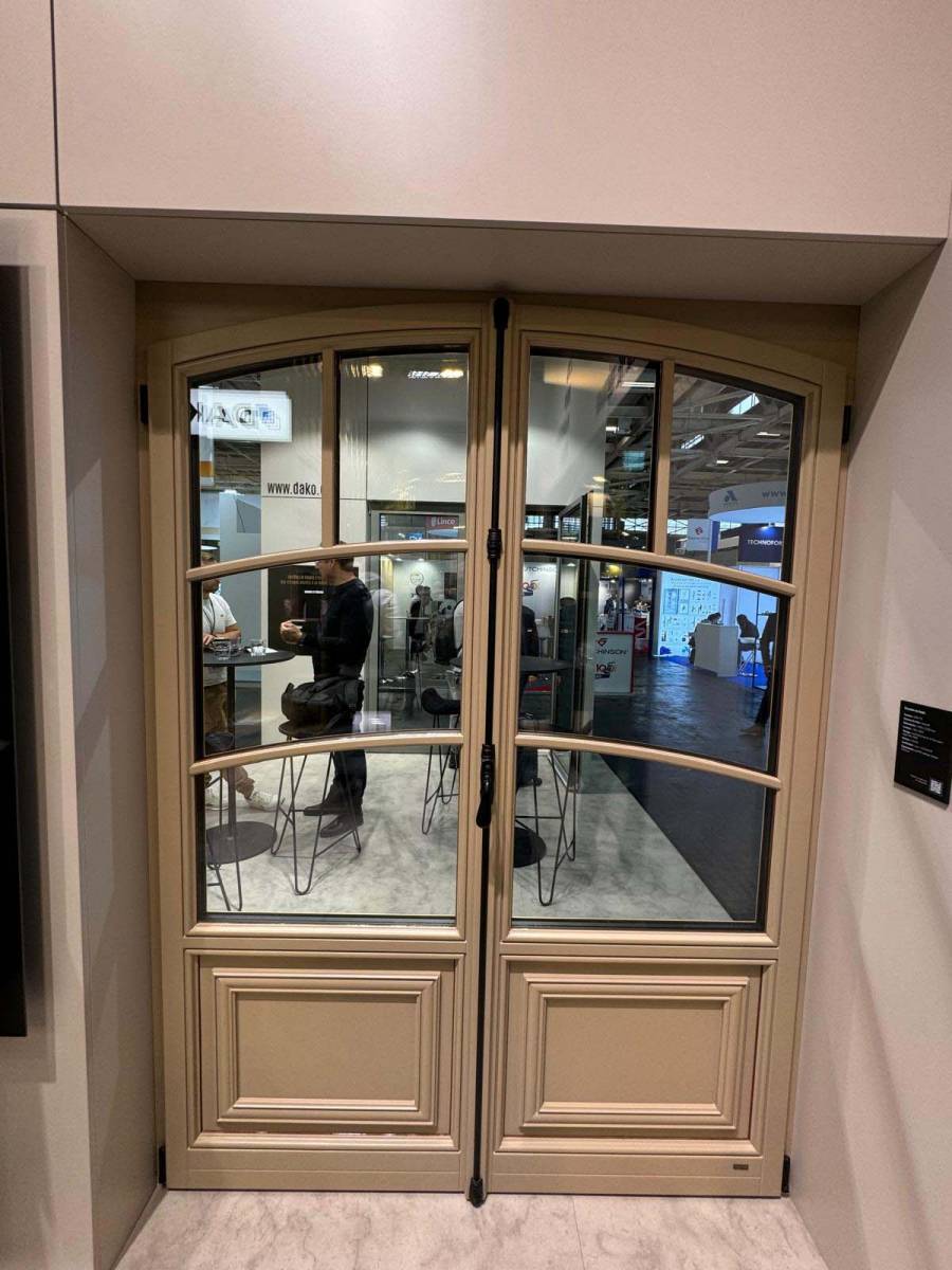 Porte-fenêtre cintrée en bois laqué 