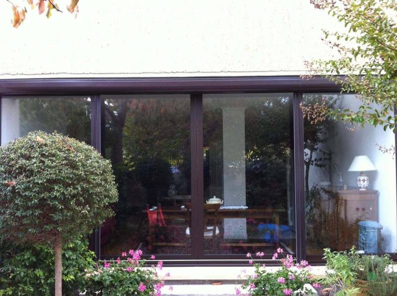 Pose d’une porte-fenêtre coulissante en aluminium dans un appartement à Franconville