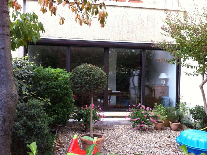 Pose d’une porte-fenêtre coulissante en aluminium dans un appartement à Franconville