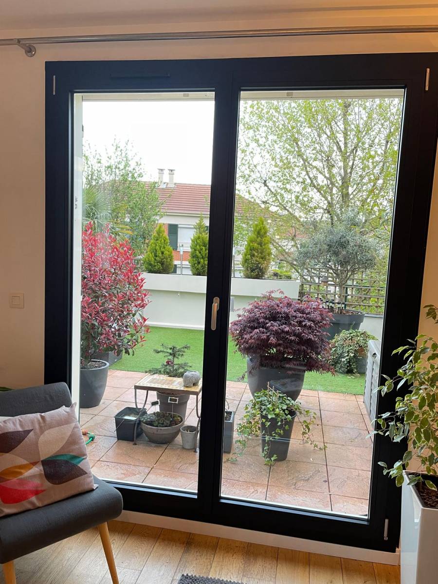 Installation de fenêtres PVC noires à isolation renforcée à Saint-Gratien (95210)