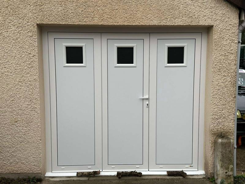 Installation d’une porte de garage à trois battants en aluminium à Taverny (95)
