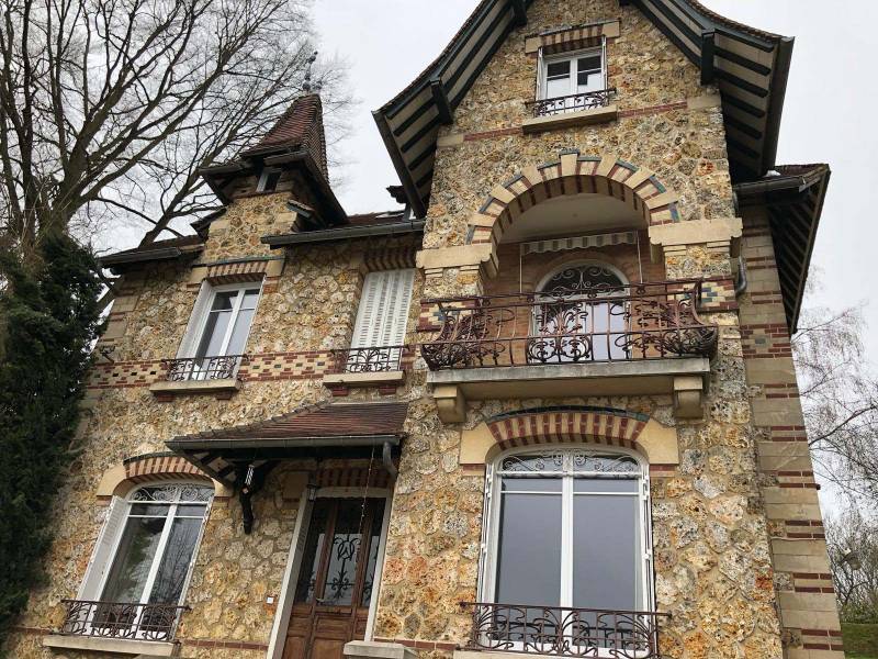 Pose de fenêtres en PVC haut de gamme Oknoplast sur une maison bourgeoise à Parmain  