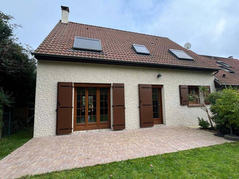 Installation de volets roulants et battants isolés sur un pavillon à Taverny