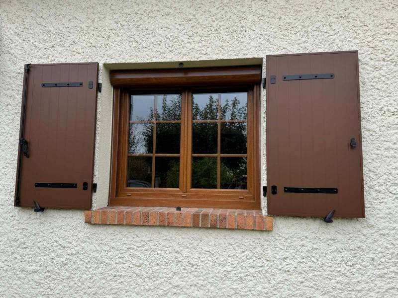 Installation de volets roulants et battants isolés sur un pavillon à Taverny