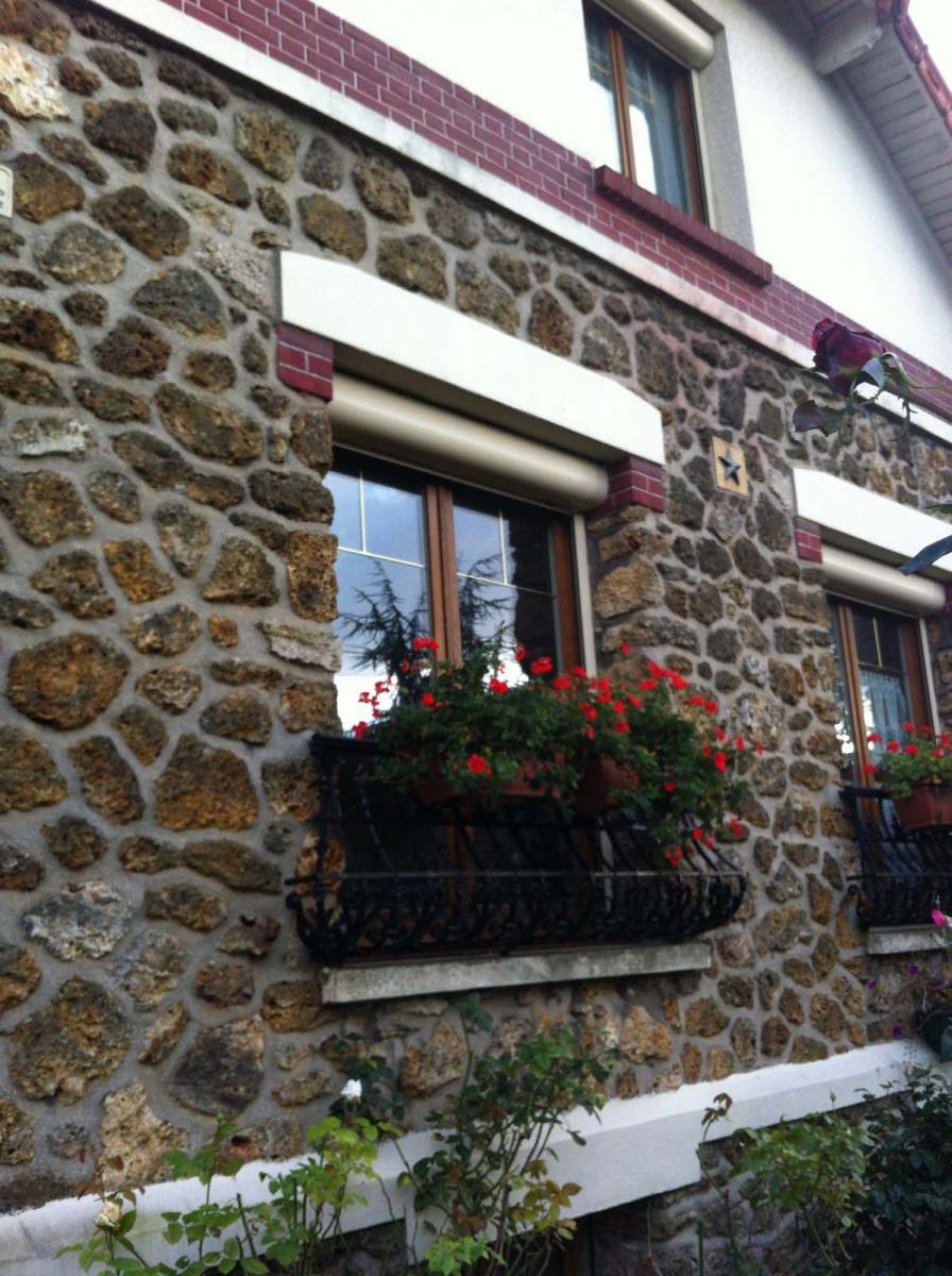 Installation de volets roulants avec coffres réduits sur une façade ancienne à Franconville